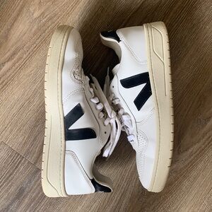 Veja v10 Sneakers Size 8